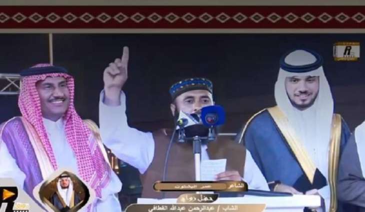 شاعر باکستاني یھدي کفیله السعودي ھدیة غریبة خلال حفل زفاف