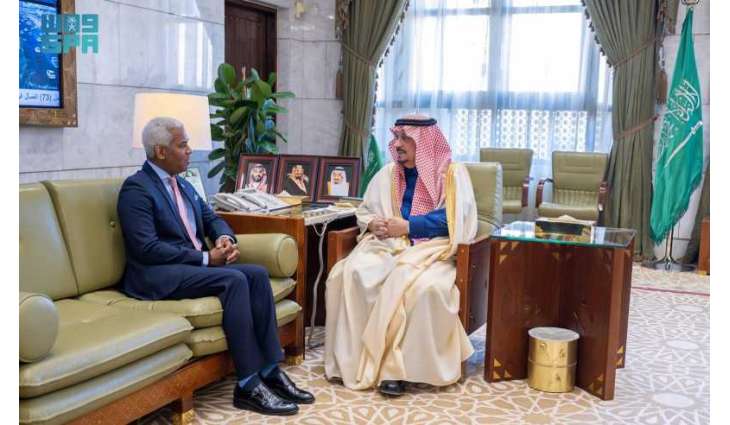 أمير منطقة الرياض يستقبل سفير الدومينيكان لدى المملكة