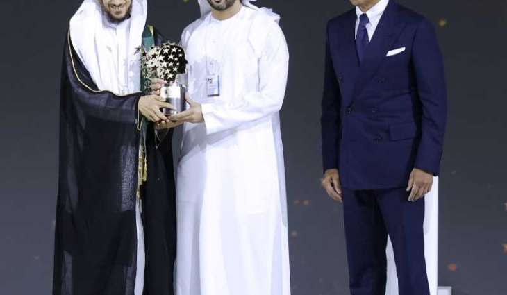 Hamdan bin Mohammed presents Saudi teacher Mansour Al-Mansour with Global Teacher Prize