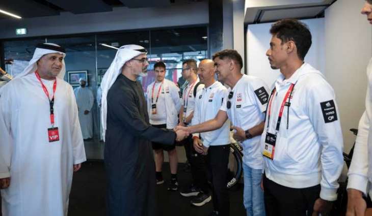 خالد بن محمد بن زايد يلتقي فريق الإمارات 