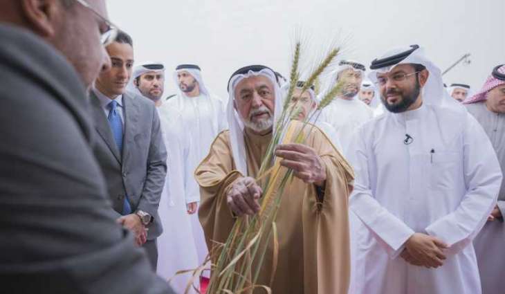 حاكم الشارقة يشهد حصاد الموسم الثالث لقمح 