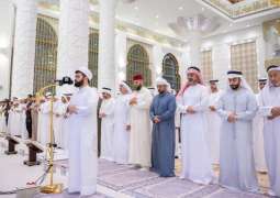 عمار بن حميد يؤدي صلاة القيام في مسجد آمنه الغرير