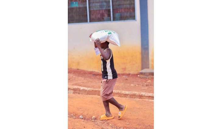 مركز الملك سلمان للإغاثة يوزّع 825 سلة غذائية في منطقة أولد تافو كوماسي بجمهورية غانا