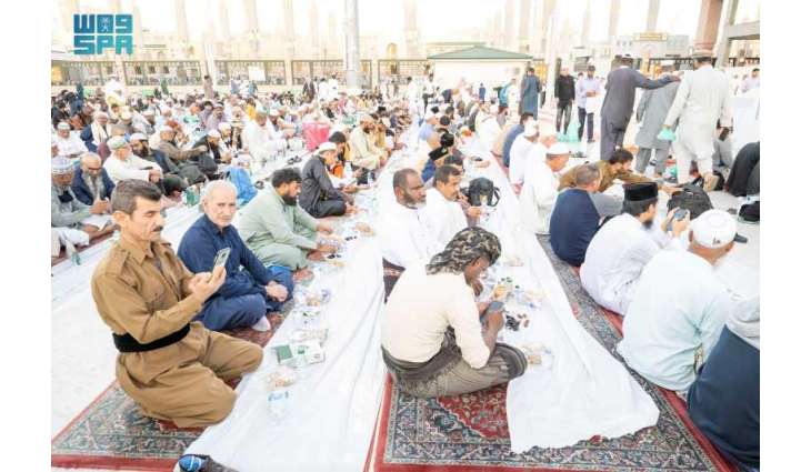 السُّفرة الرمضانية في المسجد النبوي.. أصالةٌ متجذرة وعراقةٌ ممتدة