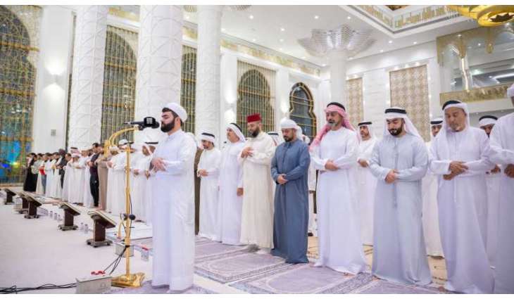 عمار بن حميد يؤدي صلاة القيام في مسجد آمنه الغرير