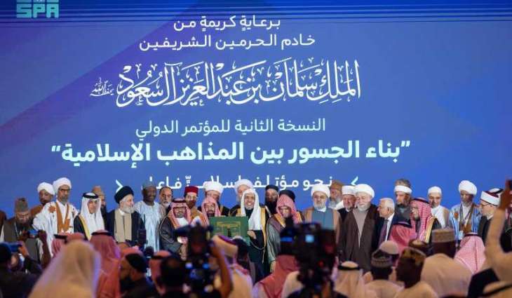 كبار مفتي الأمة وعلمائها يتبنَّون 