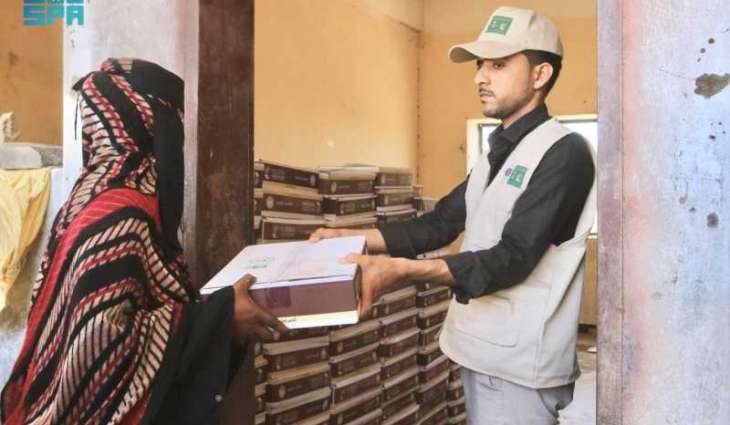 مركز الملك سلمان للإغاثة يوزّع 3.800 كرتون تمر بعدة مديريات في محافظة عدن