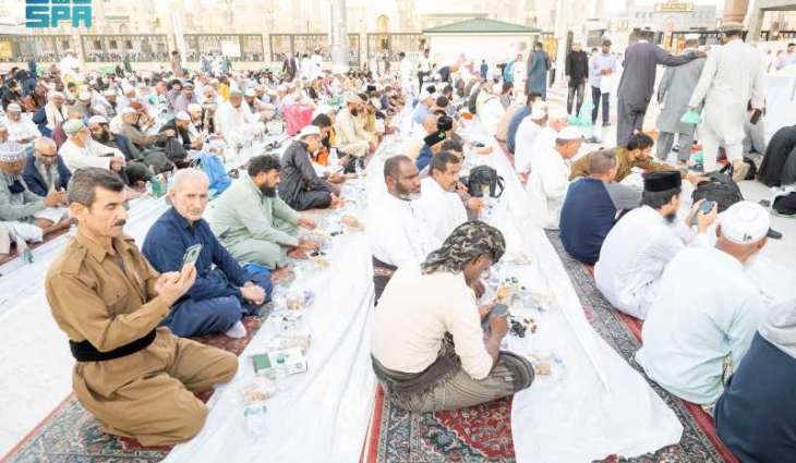 السُّفرة الرمضانية في المسجد النبوي.. أصالةٌ متجذرة وعراقةٌ ممتدة