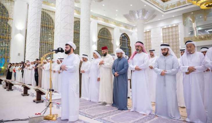عمار بن حميد يؤدي صلاة القيام في مسجد آمنه الغرير