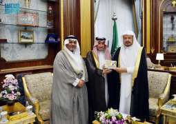 رئيس مجلس الشورى يتسلم درع رواد العمل القانوني بدول مجلس التعاون الخليجي