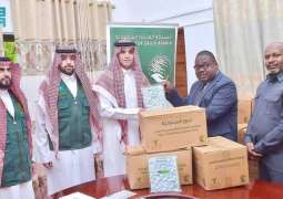 مركز الملك سلمان للإغاثة يسلّم 25 طنًا من التمور هدية المملكة لزنجبار