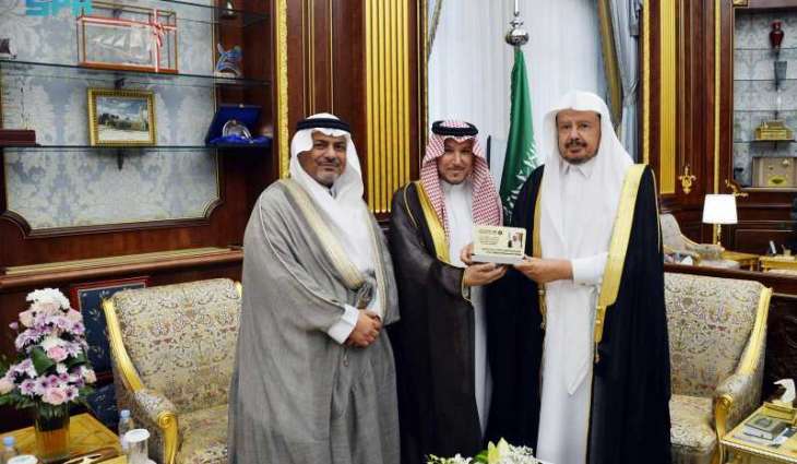 رئيس مجلس الشورى يتسلم درع رواد العمل القانوني بدول مجلس التعاون الخليجي