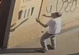 مصري یثیر جدلا بعد طلاق زوجته بالثلاثة وسط شارع عام