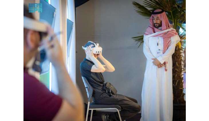 تقنية الواقع الافتراضي (VR) تنقل زوّار معرض 