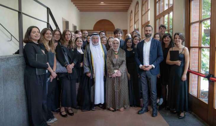 حاكم الشارقة يهدي جامعة القلب المقدس الكاثوليكية في ميلانو مخطوطا تاريخيا نادرا وكتاب 