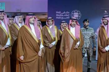 الأمير عبدالعزيز بن سعود يتفقد مركز العمليات الإعلامي الموحد لموسم الحج التابع لوزارة الإعلام