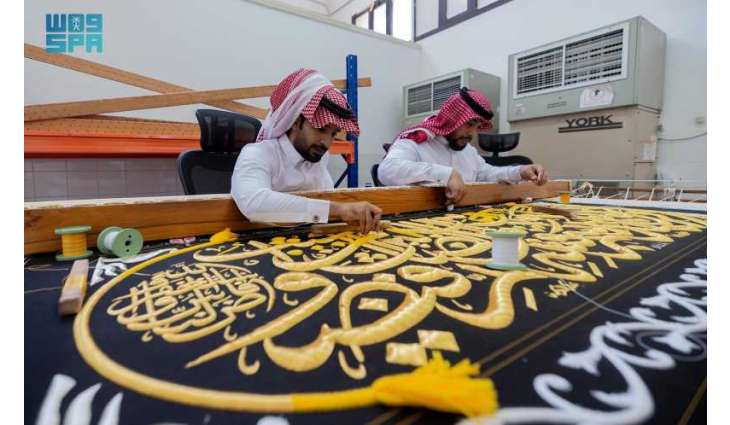 خط الثلث الجلي يتلألأ ذهبًا على ثوب الكعبة المشرفة