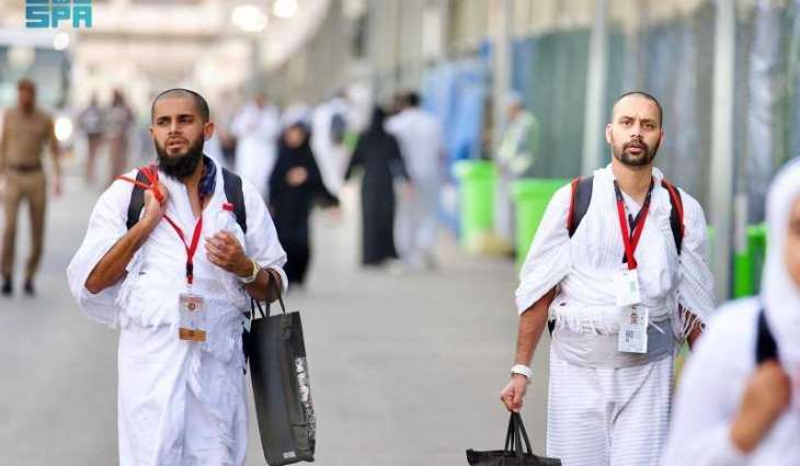 حُجِّاج بيت الله الحرام يتوافدون إلى مشعر منى لقضاء يوم التروية