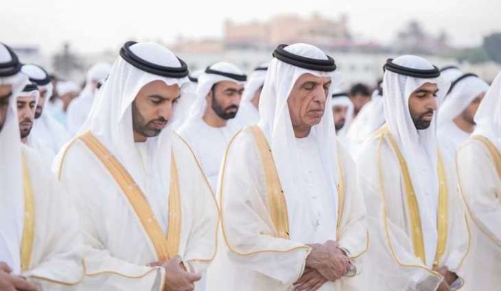 سعود بن صقر يؤدي صلاة عيد الأضحى المبارك بمصلّى العيد الكبير في خزام