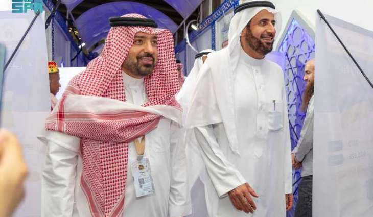 وزير الحج والعمرة يزور معرض 