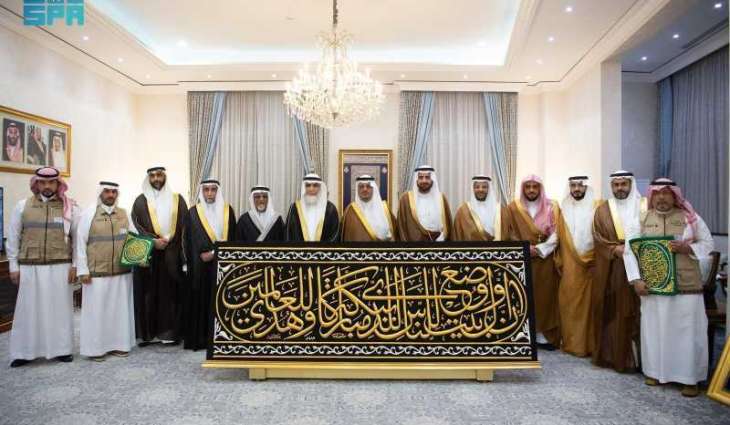 Deputy Governor of Makkah Region Hands Over Holy Kaaba’s Kiswa to the Grand Mosque's Chief Guardian