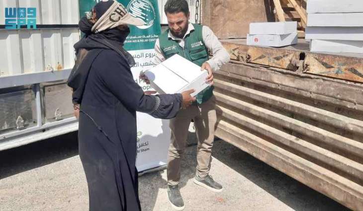 مركز الملك سلمان للإغاثة يوزّع (1.563) كرتونًا من التمور في محافظة دير الزور بسوريا