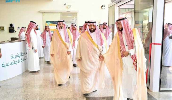 أمير منطقة جازان يتفقد مكتب الضمان الاجتماعي بمحافظة جزر فرسان