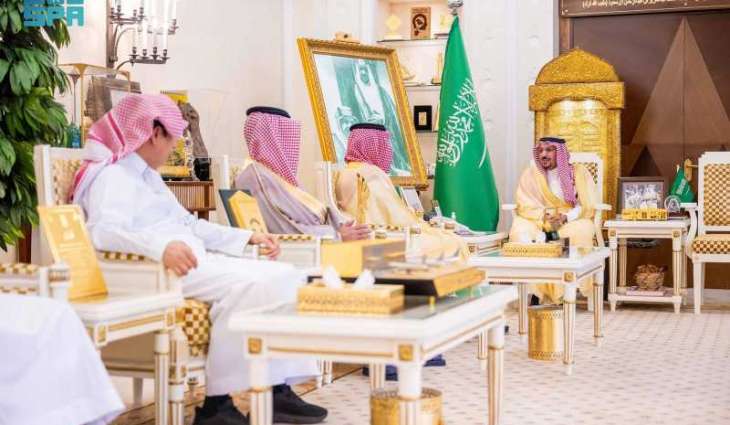 أمير القصيم يتسلم تقرير مهرجان حياة الورد بمحافظة عنيزة