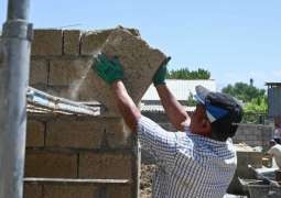 قيرغيزستان .. منازل من قشور الأرز توفر بديلا مستداما للأسمنت