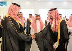 أمير المدينة المنورة يلتقي المواطنين وشيوخ القبائل ومسؤولي الإدارات الحكومية المدنية والعسكرية بمحافظتي ينبع وبدر