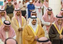 نائب أمير منطقة الرياض يؤدي صلاة الميت على صاحبة السمو الملكي الأميرة بزه بنت سعود بن عبدالعزيز آل سعود