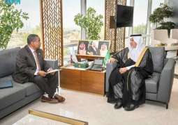 المشرف العام على مركز الملك سلمان للإغاثة يلتقي سفير جمهورية سيراليون لدى المملكة