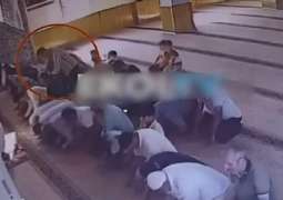 القبض علی رجل بتھمة محاولة طعن مصلین أثناء أداء الصلاة داخل مسجد بترکیا