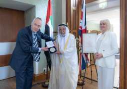 حاكم الشارقة ينال وسام الرئيس الفخري لجامعة إكستر ويزيح الستار عن مشروع مبنى القاسمي