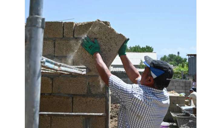 قيرغيزستان .. منازل من قشور الأرز توفر بديلا مستداما للأسمنت