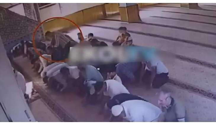 القبض علی رجل بتھمة محاولة طعن مصلین أثناء أداء الصلاة داخل مسجد بترکیا