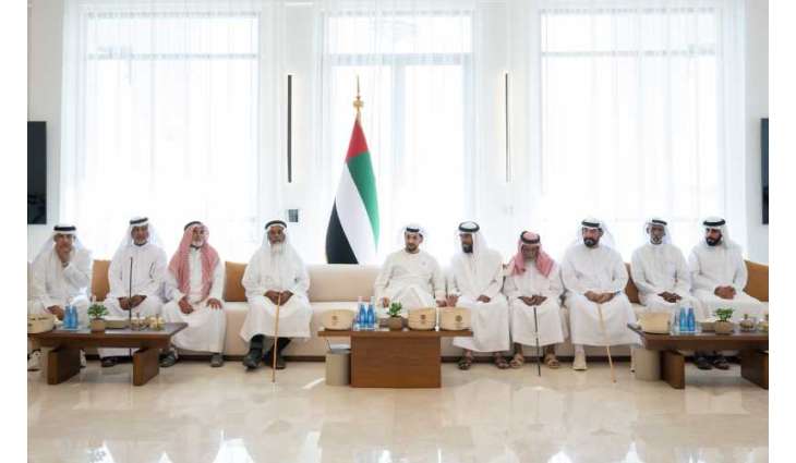 حمدان بن زايد يزور مجلس أم الأشطان ويلتقي المواطن مبارك المنصوري