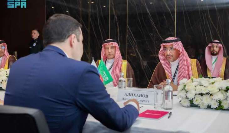 وزير الصناعة والثروة المعدنية يبحث فرص تعزيز التعاون الصناعي مع نظيره الروسي
