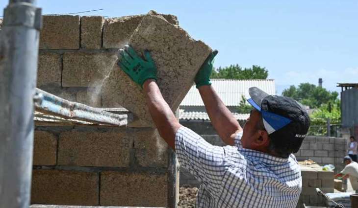قيرغيزستان .. منازل من قشور الأرز توفر بديلا مستداما للأسمنت