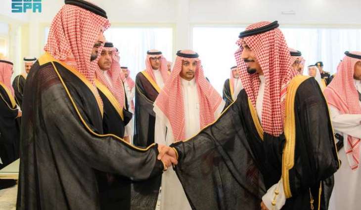أمير المدينة المنورة يلتقي المواطنين وشيوخ القبائل ومسؤولي الإدارات الحكومية المدنية والعسكرية بمحافظتي ينبع وبدر
