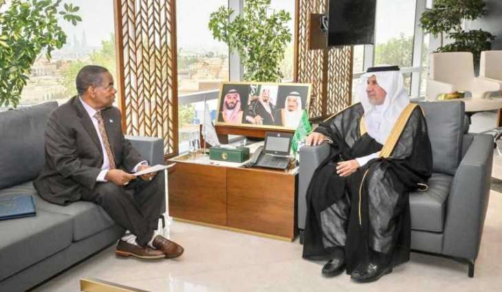 المشرف العام على مركز الملك سلمان للإغاثة يلتقي سفير جمهورية سيراليون لدى المملكة
