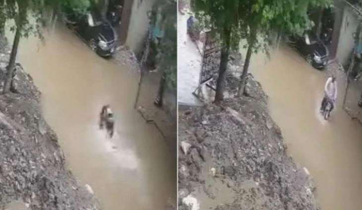 Man falls into open manhole with bike in Shahdara area of Lahore