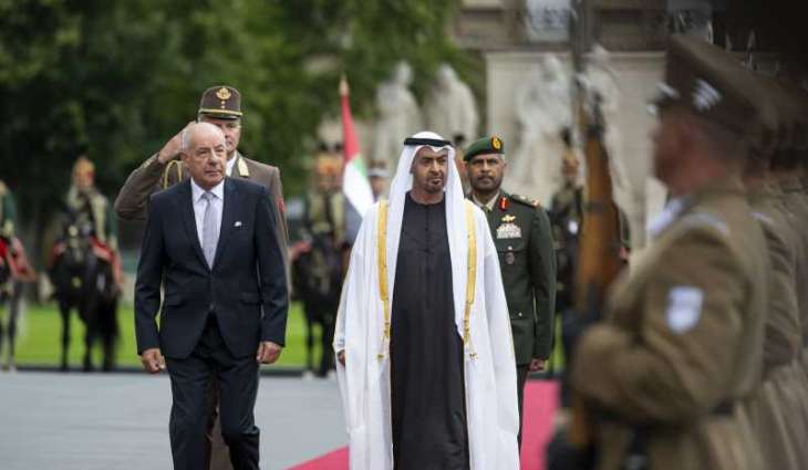 جرت لسموه مراسم استقبال رسمية..رئيس الدولة يصل مقر البرلمان والرئيس المجري في مقدمة مستقبليه
