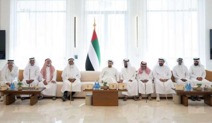 Hamdan bin Zayed visits Umm Al Ashtan majlis, meets Emirati citizen Mubarak Al Mansouri