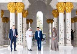 نائب رئيس الوزراء المولدوفي يزور جامع الشيخ زايد الكبير في أبوظبي