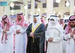 نائب أمير منطقة الرياض يؤدي صلاة الميت على والدة صاحبة السمو الملكي الأميرة جواهر بنت مساعد بن سعود بن عبدالعزيز آل سعود