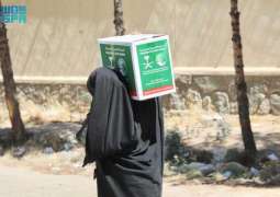 مركز الملك سلمان للإغاثة يوزّع (423) سلة غذائية في ولاية هرات بأفغانستان
