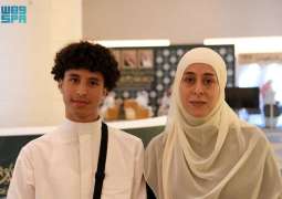 والدة مشارك بمسابقة الملك عبدالعزيز من سويسرا: أن يُتلى القرآن بصوت ابني في المسجد الحرام.. أعظم من الفوز