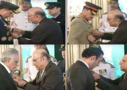 President Zardari confers top civil and military awards on Independence Day 