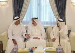 حاكم أم القيوين يقدم واجب العزاء في وفاة مريم بنت سلطان بن سالم القاسمي